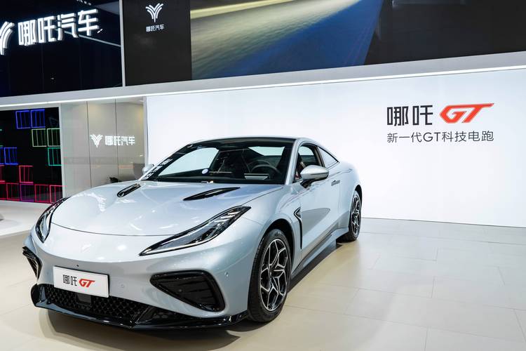 广州80哪吒汽车在智能汽车领域的表现，领途汽车在新能源汽车市场中的影响力